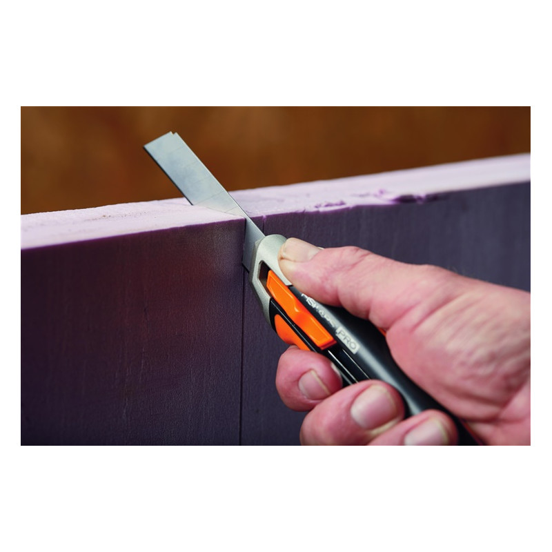 Peilis laužomais ašmenimis FISKARS CarbonMax 18mm Peilis laužomais ašmenimis FISKARS CarbonMax 18mm