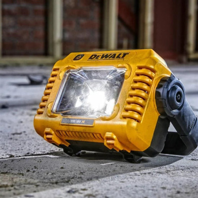 Akumuliatorinis prožektorius DEWALT DCL077-XJ, 12–18 V Akumuliatorinis prožektorius DEWALT DCL077-XJ, 12–18 V